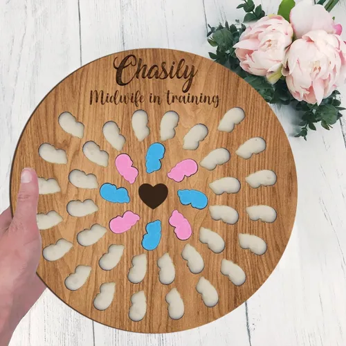 Vista 3 de Contador de nacimiento personalizado para estudiantes partera con 50 espacios para bebés, tablero de madera en forma de corazón