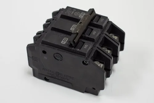 Vista 2 de Ge neral Electric GETHQC32060WL GE THQC32060WL 3P 60A 240V CB, negro