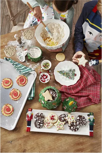 Vista 3 de tag Holiday Nutcracker - Plato rectangular de barro blanco sólido con detalle de cascanueces y esparcidor de quesos con mango de cascanueces, 19