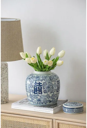 Vista 5 de Jarrón con tapa de porcelana 100 % azul y blanco oriental de 8 x 9.5 pulgadas con patrón floral para almacenamiento en el hogar y organización