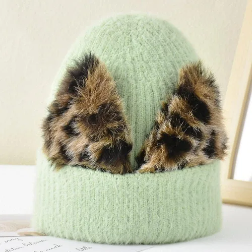 Vista 2 de YEKEYI Gorro para mujer, lindo gorro de invierno con orejas de gato, gorro de invierno con cuernos, gorro de punto con puños cálidos