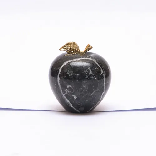 Vista 6 de Pisapapeles de manzana de cristal, adorno de escritorio de mármol cebra negra, regalo único de manzana para profesores, manzana decorativa