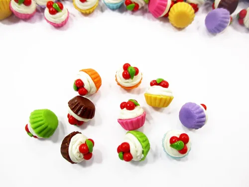 Vista 3 de Casa De Muñecas Miniatura Alimentos de Lot 100 Mixed Cupcakes Cherry parte superior Wholesale 6322 Bulk clay bakery food prop, loose tiny swirled