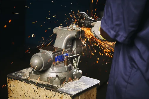 Vista 7 de Wilton Tradesman tornillo de banco, ancho de mandíbula de 5-12", apertura máxima de mandíbula de 5", garganta de 3-34" (modelo 1755)