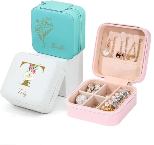 Vista 4 de Rainsar Joyero de viaje personalizado, caja organizadora de joyas de piel sintética, pequeña caja de joyería con nombre y flor de nacimiento