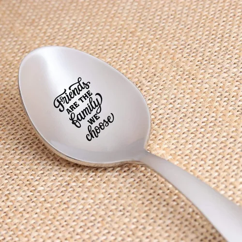 Vista 6 de Cuchara grabada para regalar a un amigo para él y ella, regalo de cuchara con texto en inglés "Friend's are the Family", regalo inspirador