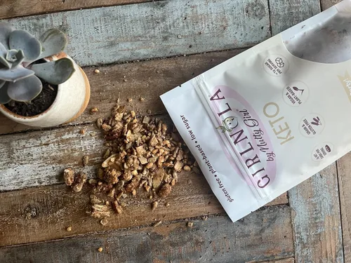 Vista 5 de Cereal de granola bajo en azúcar y bajo en carbohidratos Let's Peanut Butter Party Paquete de 2 Nutty Girl Keto Girlnola®