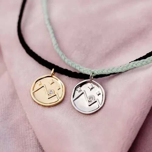 Vista 2 de Pura Vida Pulsera de plata u oro de cristal de montaña con dije de moneda hecha a mano con cristal checo, ajustable con banda impermeable Pulseras