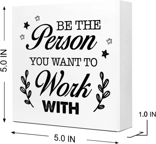 Vista 2 de Letrero de madera con texto en inglés "Be The Person You Want to Work", letrero inspirador para la oficina en casa y la decoración de escritorio