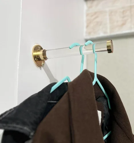 Vista 8 de Gancho para ropa montado en la pared, acabado de latón pulido, barra de Lucite resistente con soportes dorados, organizador de armario para abrigos