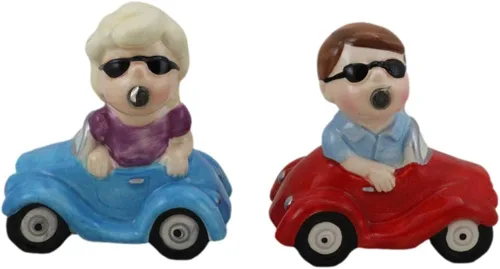 Vista 3 de Ebros Gift Juego de saleros y pimenteros con texto en inglés "I Love You", para parejas de San Valentín, besándose en autos vintage, figuras