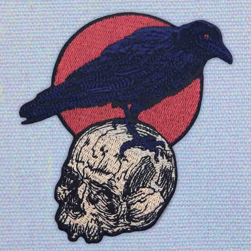 Vista 3 de El cuervo en el cráneo parche bordado aplique insignia para planchar en el emblema