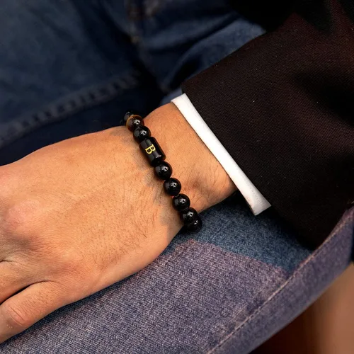 Vista 6 de Brazalete hecho a mano con letra inicial del nombre, las cuentas son de ónix negro u ojo de tigre, la cuerda es trenzada, un brazalete lleno