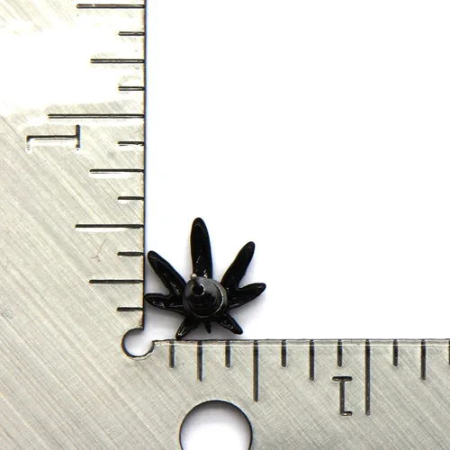 Vista 4 de Pendientes de tuerca para hombre tono negro 0551in cristal de marihuana Cz Hip Hop Micro pavimenta