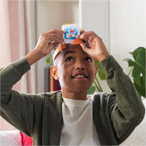 Vista 6 de Spin Master Games, Hedbanz Edición 2023 con nuevas cartas, juego de mesa de adivinanzas de imágenes, para familia y niños, 2-6 jugadores