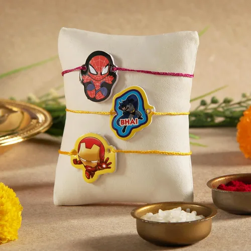 Vista 4 de Juego de 3 superhéroes Rakhi para hermano pequeño y hermana Rakhi de lujo para pequeño Bhai Bro Rakhi hilo RNJ0042, Algodón, No es una piedra