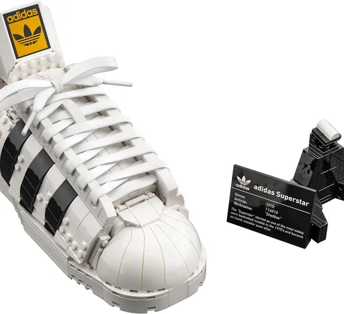 Vista 2 de LEGO 10282 Adidas Originals Superstar - Juego de construcción de coleccionistas para adultos, modelo de zapato coleccionable, 18 años +
