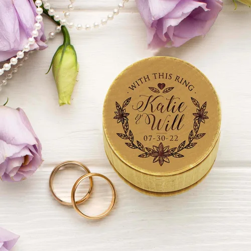 Vista 3 de Caja de anillos grabada personalizada, caja de boda con soporte de anillos de madera redonda rústica personalizada