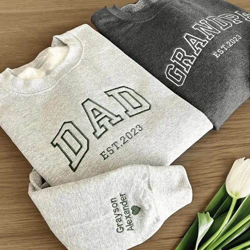Vista 3 de Givesmiles Sudadera bordada personalizada para papá EST 2023, sudadera bordada para papá, nombre personalizado bordado y nombre del niño en la manga