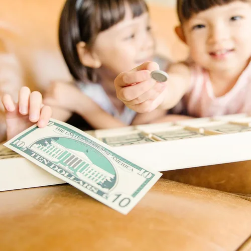 Vista 6 de Melissa & Doug - Juego de dinero educativo con billetes de papel y monedas de plástico (50 de cada denominación) y cajón de efectivo de madera