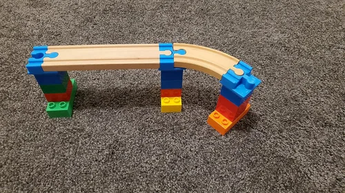Vista 2 de Juego de adaptadores de riel de tren de madera compatible con ladrillos duplo a Brio de 5 piezas (azul)