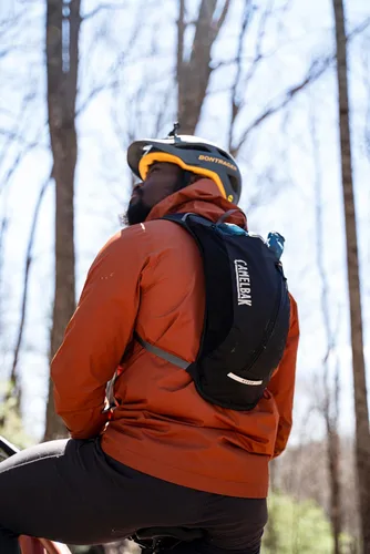 Vista 2 de CamelBak Rogue Light 7 Hydration Backpack with Crux Reservoir, Lightweight Ventilated Design for Biking and Hiking Negro