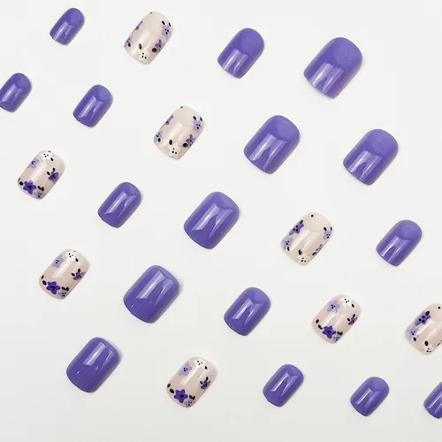 Vista 3 de Uñas postizas a presión moradas, cortas, cuadradas, SWEKKE bonitas, uñas postizas con diseños florales morados y blancos, cobertura completa