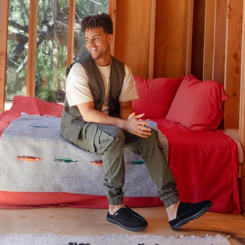 Vista 8 de BEARPAW Pantuflas Bruce para hombre, gamuza clásica para hombre, zapatos sin cordones para hombre, zapatos casuales cómodos