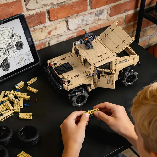 Vista 4 de UNCLE BRICK Kit de construcción de coche técnico blindado Hummer a control remoto 4WD, vehículo de rueda mecánica de control remoto de conducción