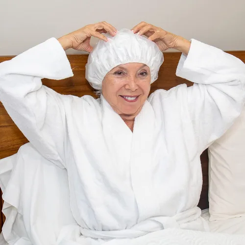 Vista 2 de Comfort Bath® - Gorro de champú sin enjuague