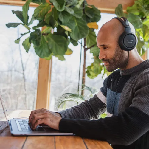 Vista 4 de Panasonic Auriculares ligeros con cable sobre la oreja con micrófono, sonido y XBS para extra graves, cable largo, conector de 3.5mm para teléfonos