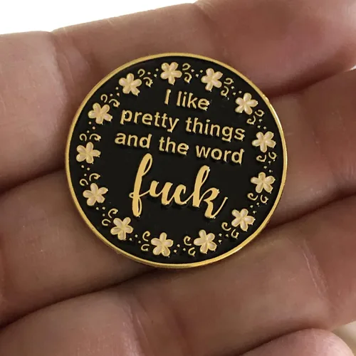 Vista 2 de Me gustan las cosas bonitas y la palabra F* ck esmalte aguja Minder