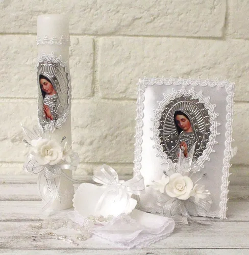 Vista 3 de Elegante hecho a mano 5 piezas Nuestra Señora Guadalupe Virgen María Lámina Imagen de Encaje Bautismo Bautizo Conchas Juego de velas Favores Niña