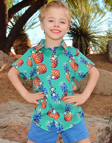 Vista 2 de RAISEVERN Camisas con botones para niños, estampado de dibujos animados hawaianos, ajustadas, manga corta, linda camisa de vestir para niños (2-10T)