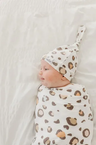 Vista 5 de Copper Pearl Gorro de bebé con nudo superior elástico suave Millie