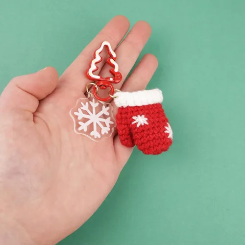 Vista 4 de Needzo Kit de ganchillo de llavero de Navidad, Amigurumi navideño, todos los suministros incluidos, tutoriales en video paso a paso, 5 diseños