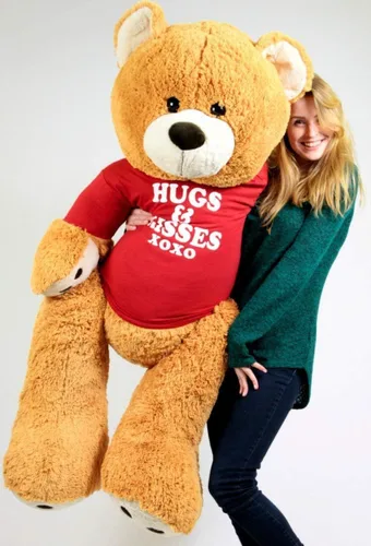 Vista 3 de Big Plush Abrazos y besos oso de peluche gigante de cinco pies de alto color marrón miel viste camiseta que dice abrazos y besos XOXO