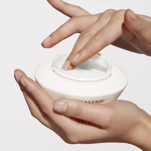 Vista 6 de KERASTASE Nutritive Masquintense Hair Mask Nutre profundamente y acondiciona con proteínas de origen vegetal, niacinamida para secado medio, 6.8