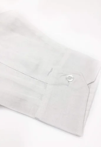 Vista 4 de Guayabera - Funda larga para hombre, 100% lino, estilo clásico, 4 bolsas y Tucks blanco con detalles finos en azul cielo.