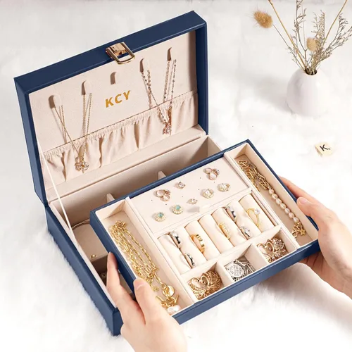 Vista 2 de KCY Organizador de joyas para mujeres y niñas estuche grande de cuero sintético con soporte de exhibición de 2 capas y bandeja extraíble para aretes