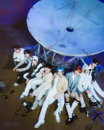 Vista 3 de Stray Kids -Star Rock-Star 8th Mini Album Standard 2 Versión SET CD+1p Panorama Mini Póster en Paquete+60p PhotoBook+1p PhotoCard+1p Unidad