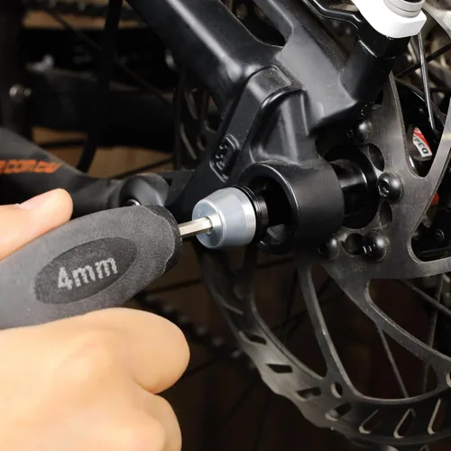 Vista 7 de CyclingDeal Entrenador a través de eje – Pincho de rueda trasera de bicicleta de 0.472 in para interior – Longitud 6.535 in a 7.008 in Boost – Paso