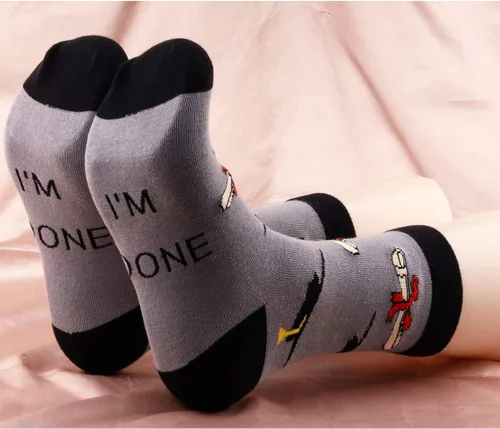 Vista 5 de PXTIDY 2 pares de calcetines de graduación con texto en inglés "I Done" para graduados de la clase de 2024, regalo de graduación de felicitaciones
