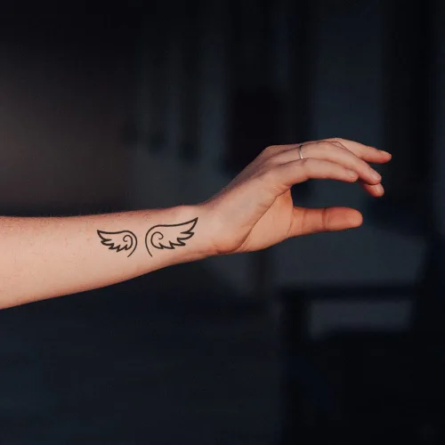 Vista 4 de Juego de 2 calcomanías de tatuaje temporal pequeñas, diseño de alas de corazón de ángel para mano, cuello, cara, muñeca, dedo, impermeable, falso