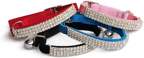 Vista 11 de Collar ajustable seguro para gatos CHUKCHI de terciopelo suave Adorno ostentoso de diamante con campanas de 11 pulgadas para perros pequeños y Negro