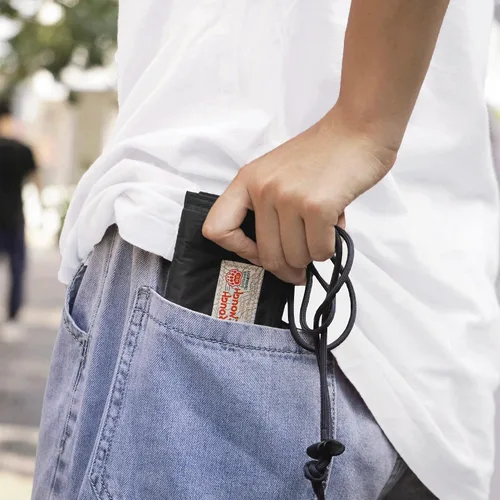 Vista 3 de Rough Enough - Cartera para niños con cordón para el cuello con cremallera, monedero y tarjetero color negro