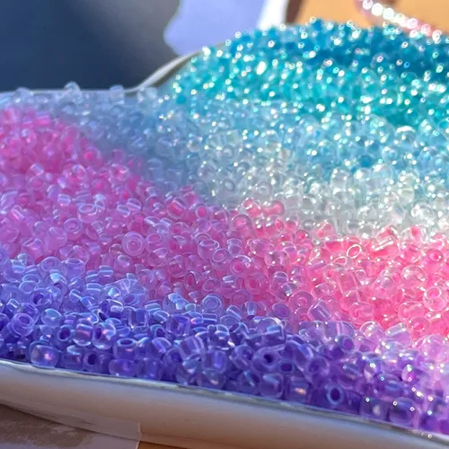 Vista 6 de Artsy Crafts - Cuentas de cristal surtidas de 0.118 pulgadas (0.118 in), 6000 unidades, cuentas espaciadoras de colores de sirena 8/0 que brillan