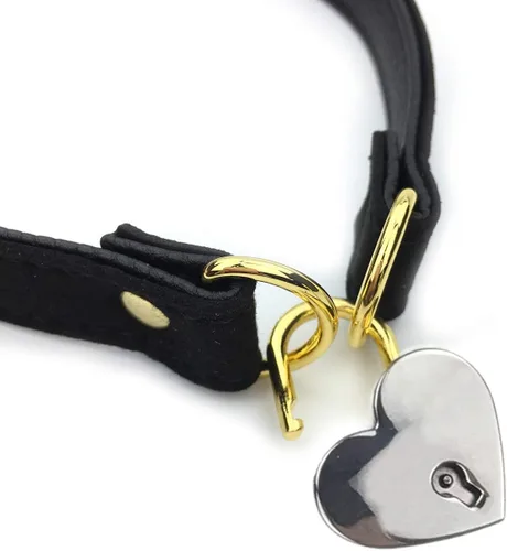 Vista 2 de Collar tipo gargantilla hecho de terciopelo y piel sintética con candado y llave estilo Lollita