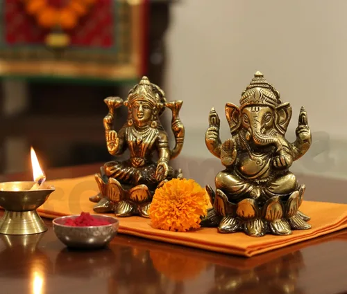 Vista 2 de eSplanade Set de ídolo Laxmi Ganesh de latón de 3" en loto