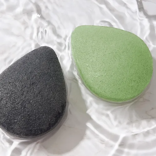 Vista 6 de Julep Esponja Konjac individual - Cara - Carbón aclarador de la piel, herramienta de limpieza exfoliante suave con práctico gancho de ventosa